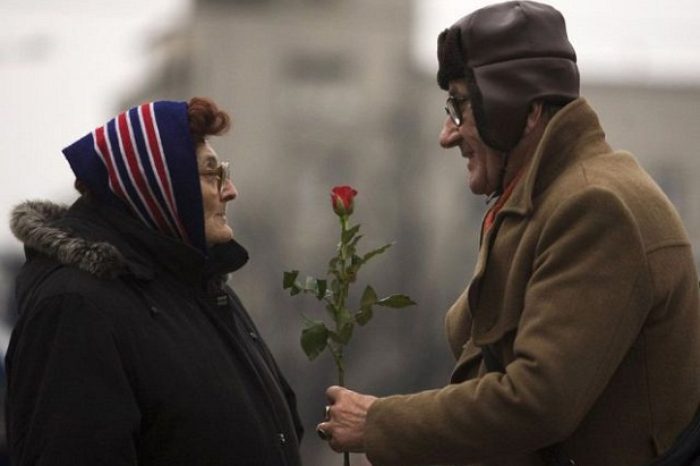 Amor en la tercera edad entregando una rosa ! Maid in Barcelona