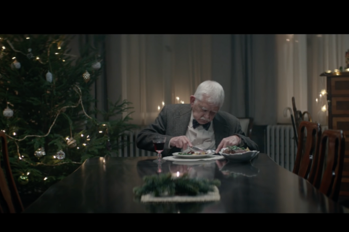 Anciano solitario en Navidad | Maid in Barcelona
